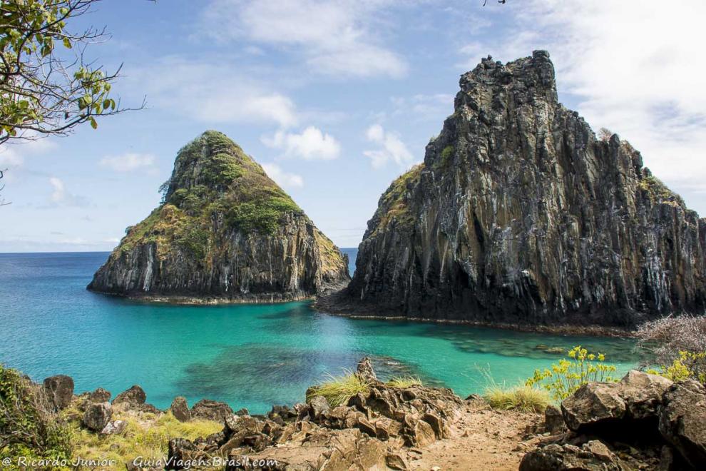 Imagem dos Morros Dois Irmãos envolto das águas cristalinas de  Fernando de Noronha.